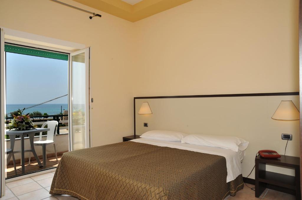 Cala Saracena Resort Торре-Вадо Номер фото